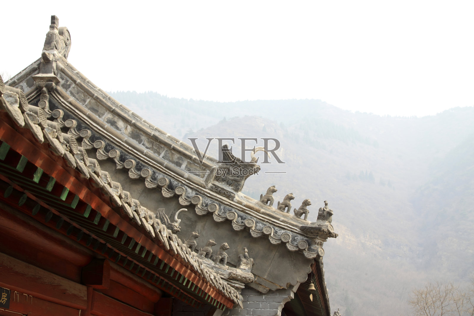 屋檐上的野兽雕塑照片摄影图片