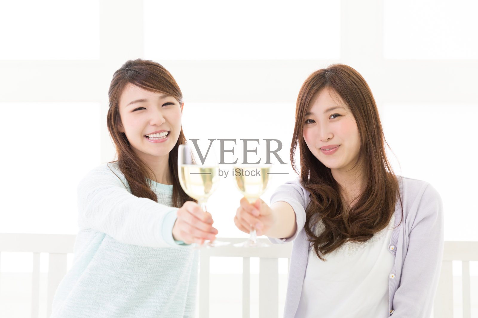 两个女人在喝酒照片摄影图片