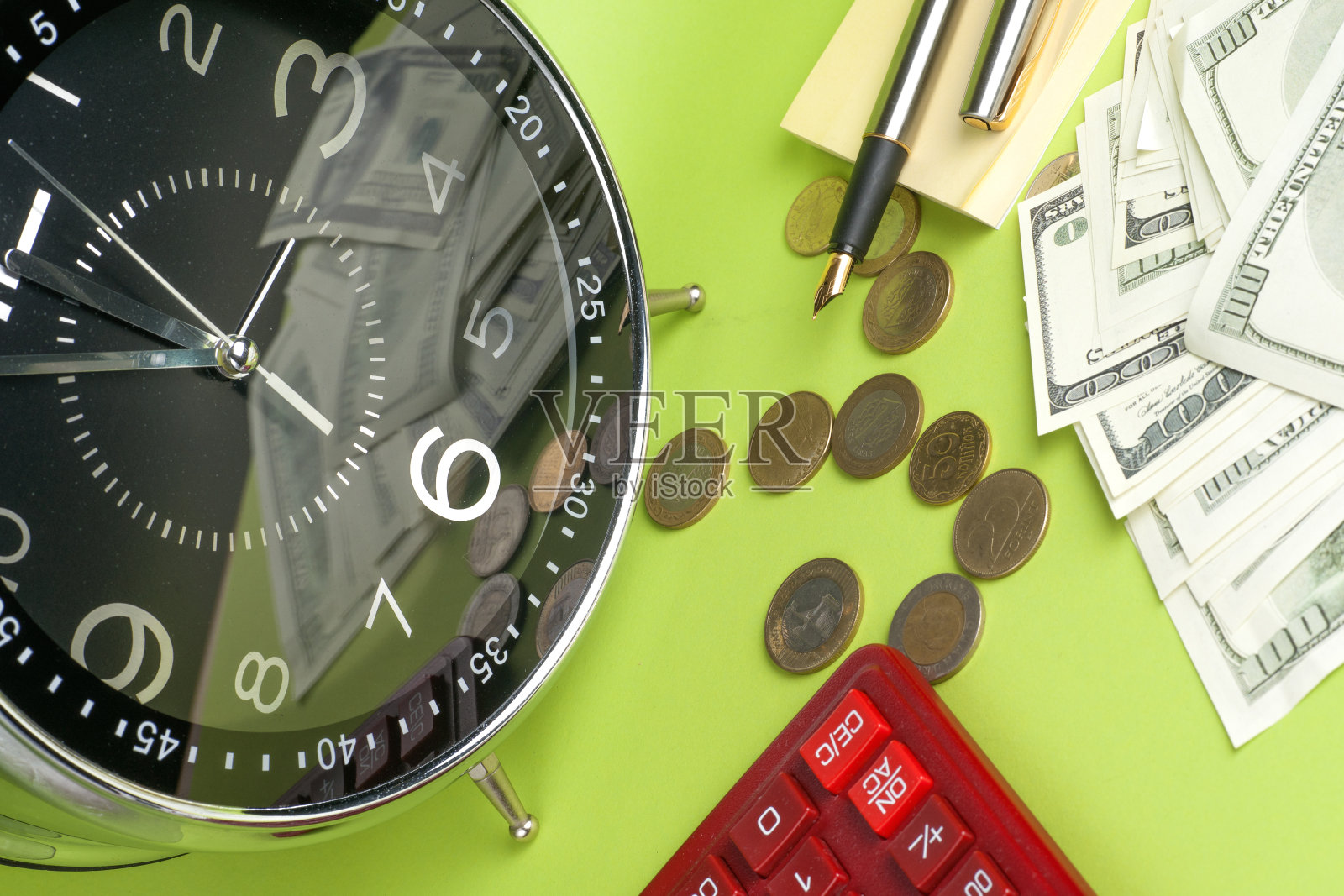 财务报告。时间就是金钱和财富。照片摄影图片