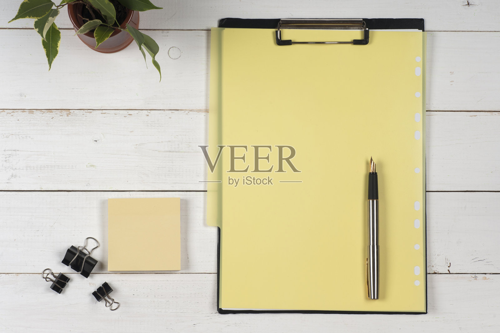 办公桌上的商业空白，记事本，咖啡杯和笔照片摄影图片