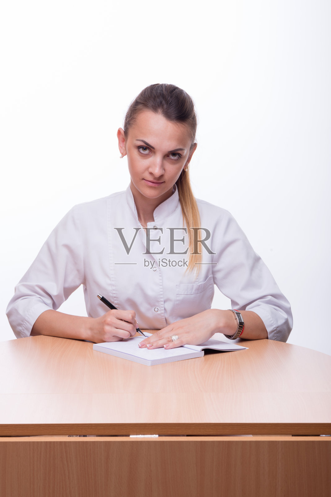 穿着医疗服，插着笔的漂亮女人照片摄影图片