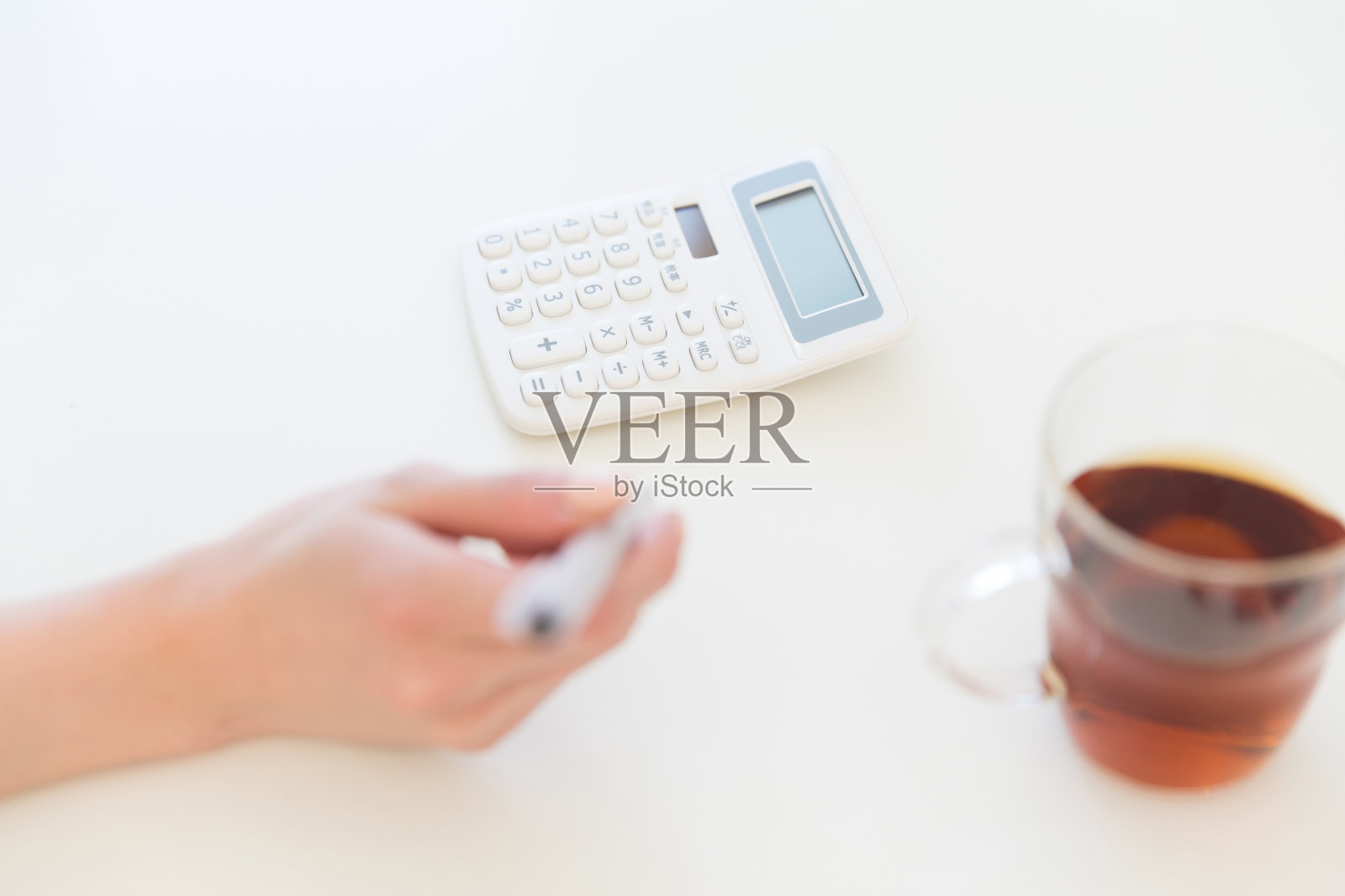 一个日本女人用计算器照片摄影图片