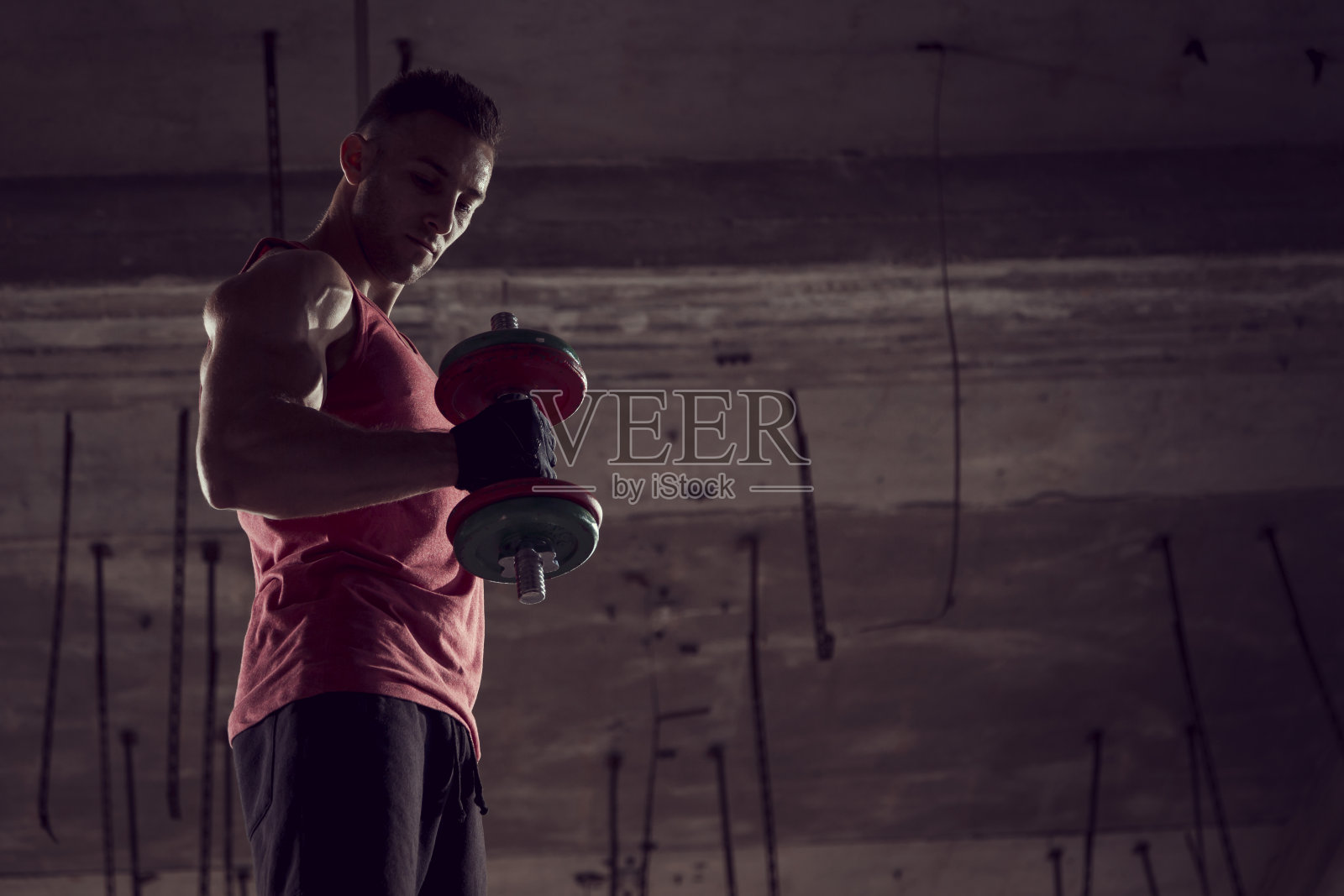 哑铃训练照片摄影图片