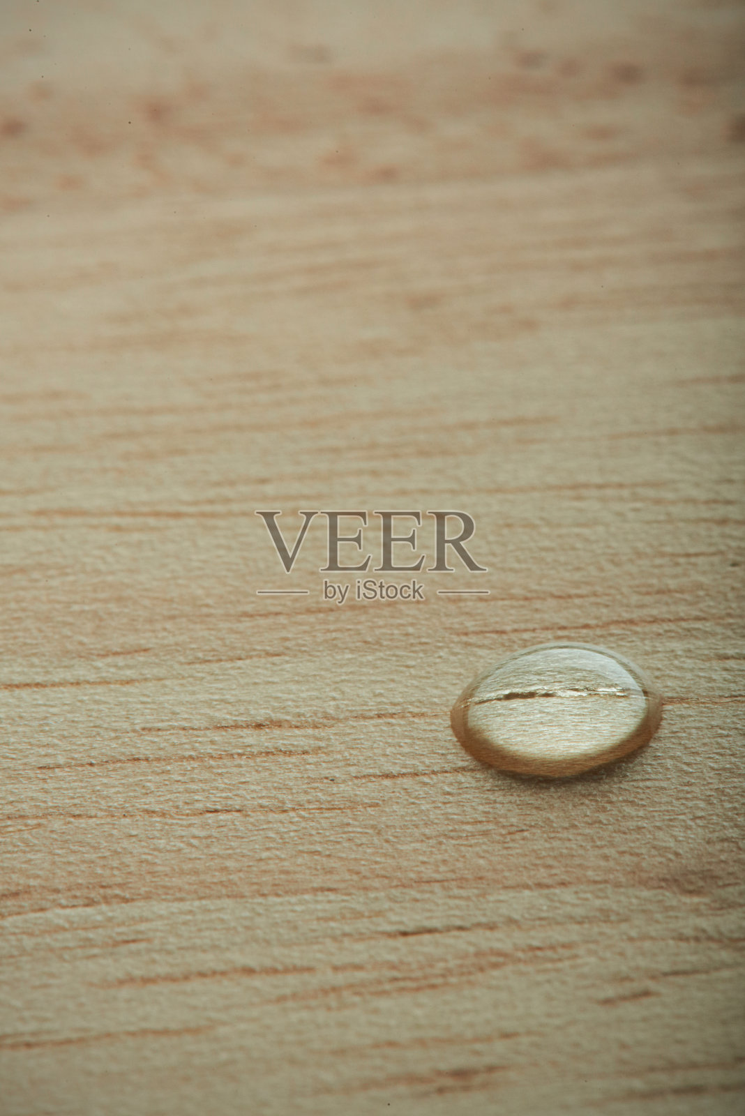 近距离滴在木头上照片摄影图片