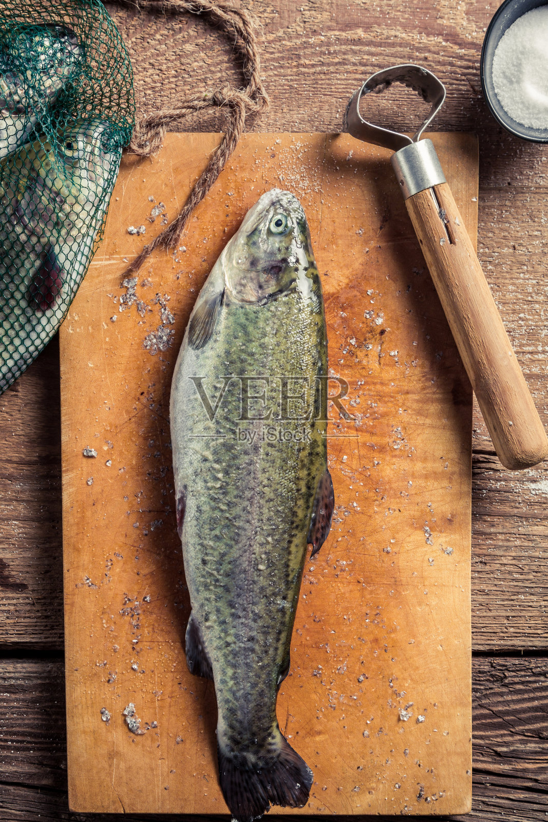 准备新鲜捕获的鱼的特写照片摄影图片