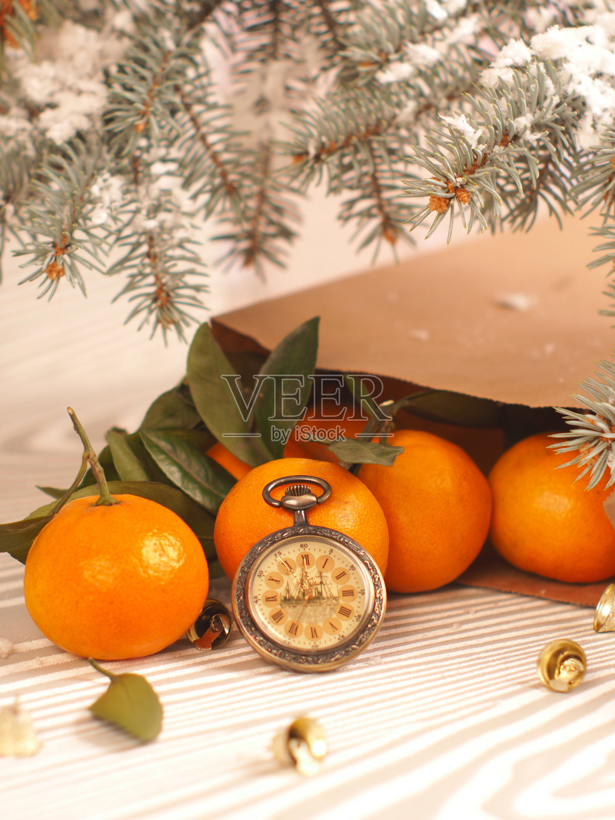 橘子靠近冬天的树。圣诞节的气氛照片摄影图片