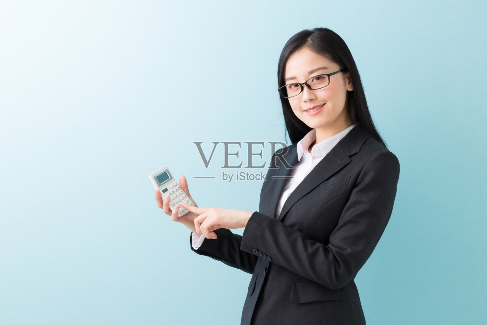 手持计算器的日本女商人照片摄影图片