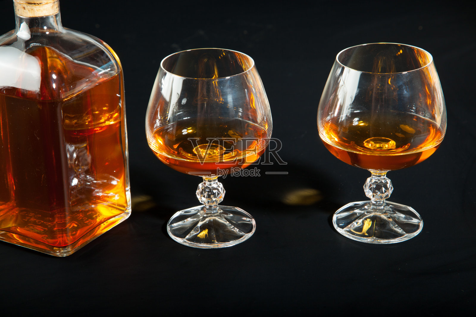 一瓶和几杯白兰地照片摄影图片