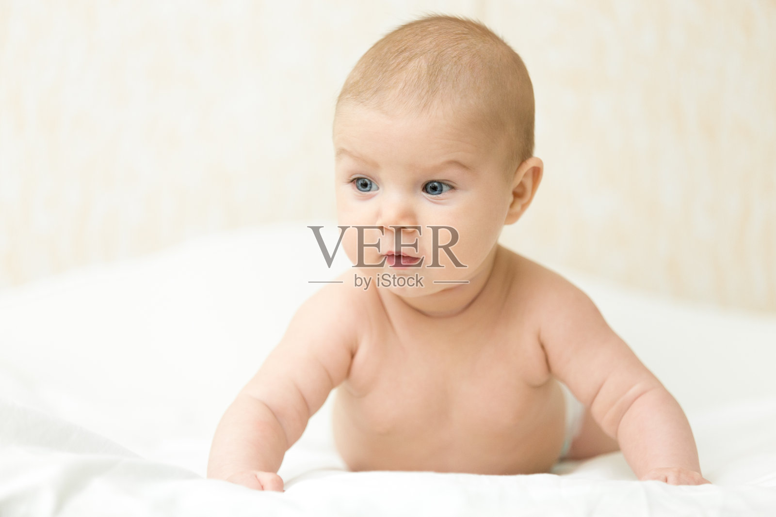 可爱的新生儿把肚子抬起来照片摄影图片