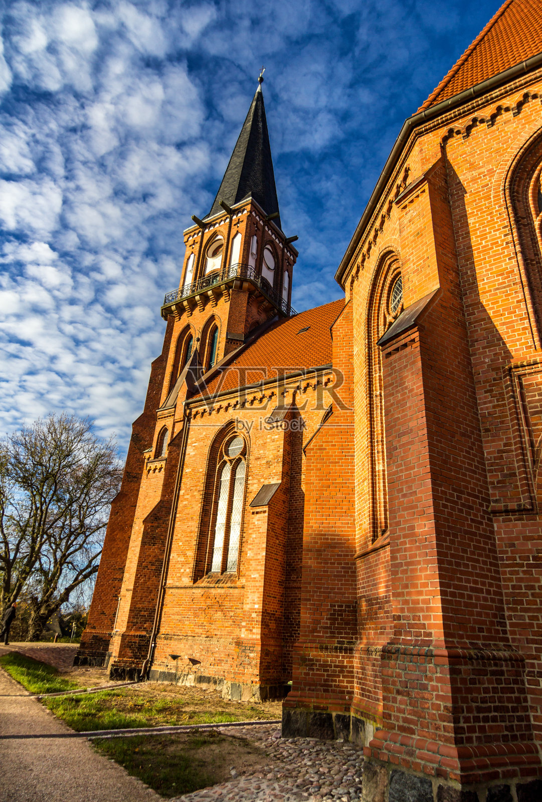 美丽的教堂与戏剧性的天空-乌斯特罗，德国。照片摄影图片