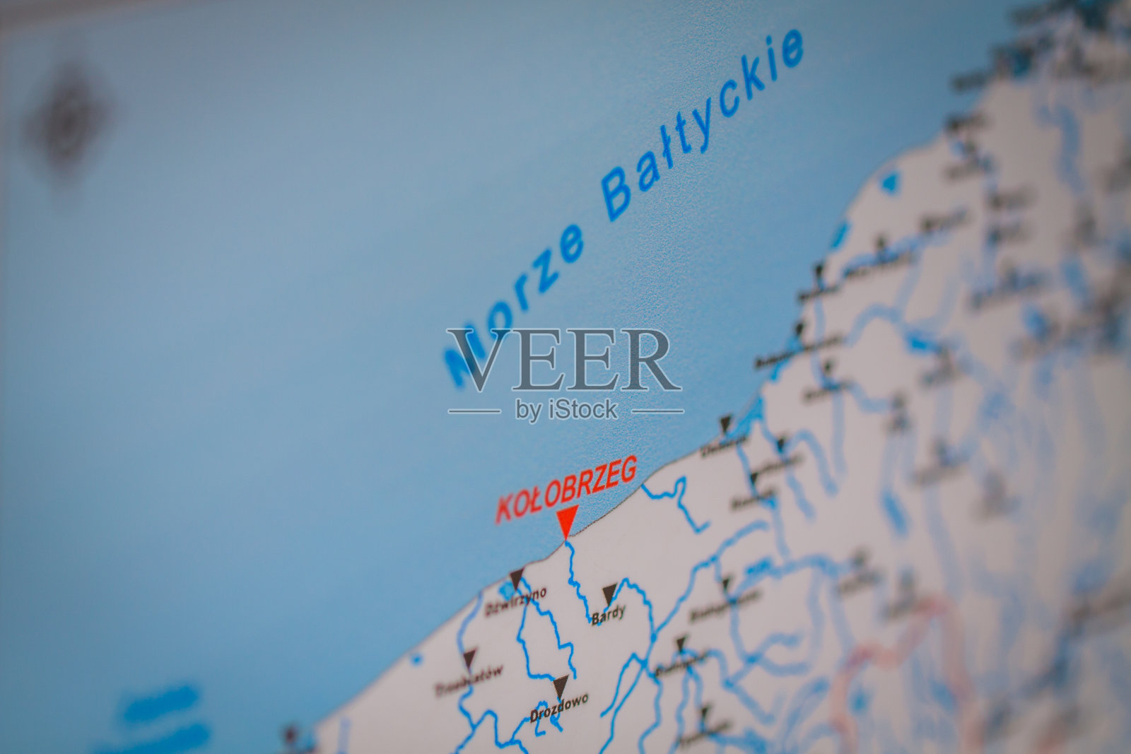 Kolobrzeg用红色箭头标记。照片摄影图片