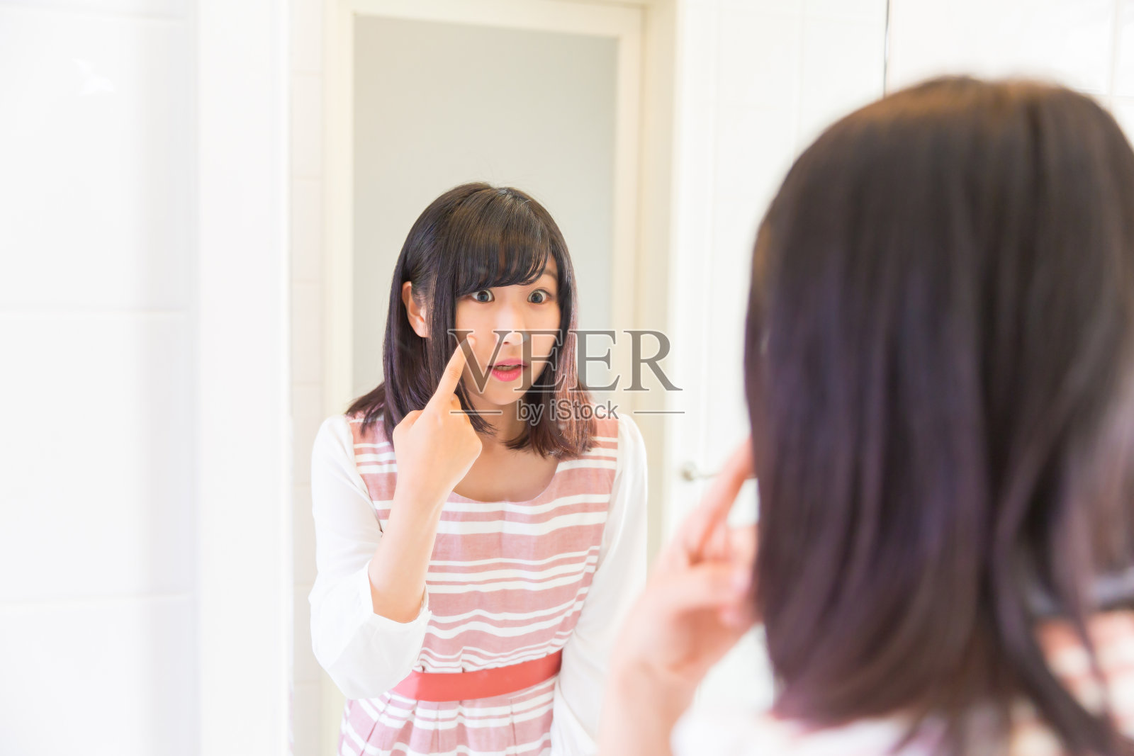 一个日本女人在镜子前照片摄影图片