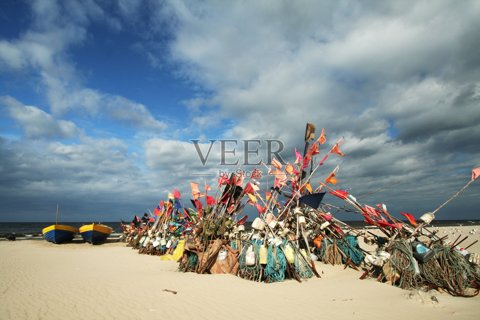 在海滩和船上网络钓鱼照片摄影图片