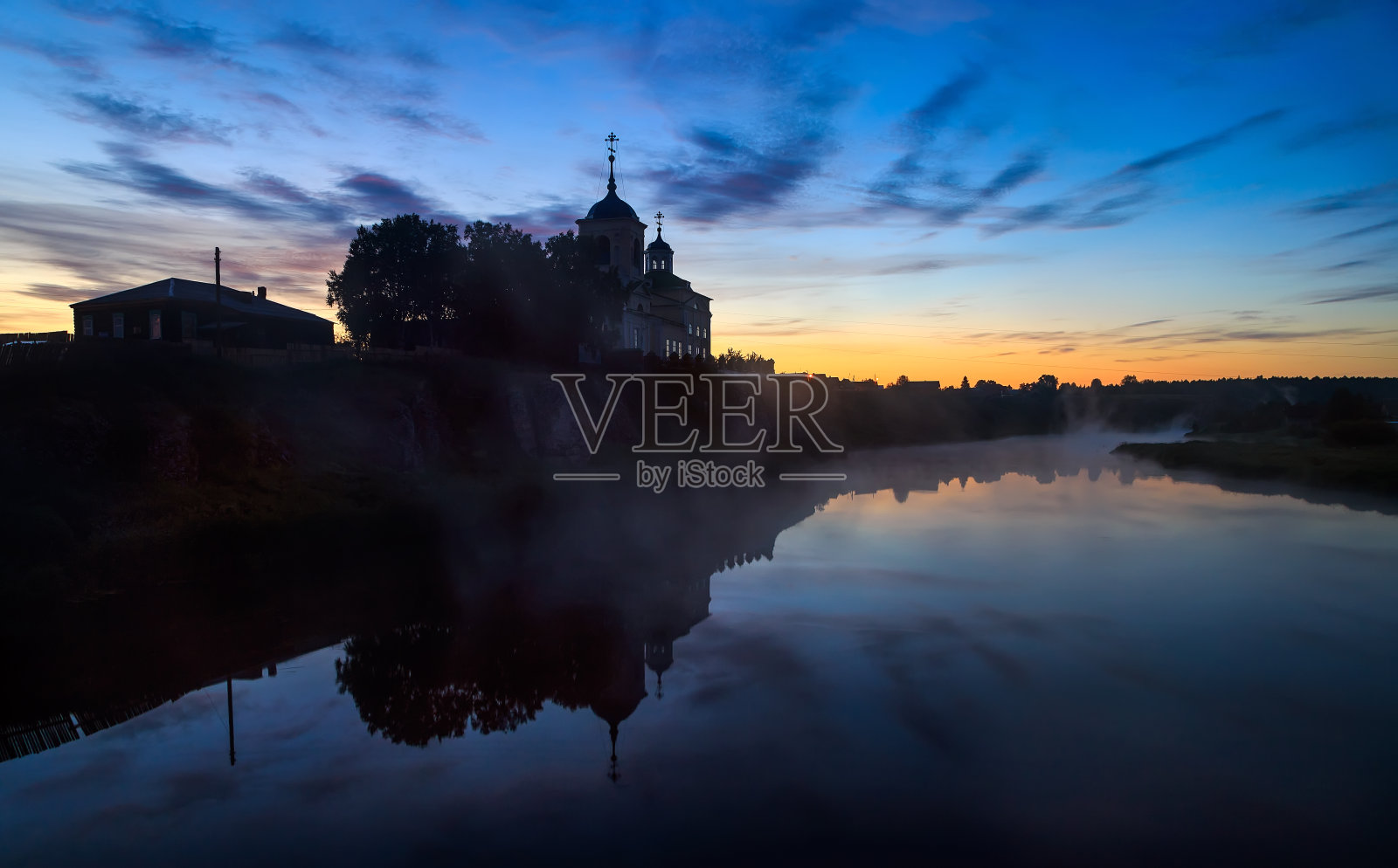 乡村清晨日出与河流，雾和俄罗斯教堂。照片摄影图片