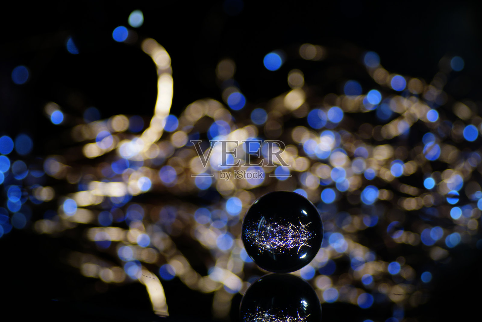 艺术构图，清晰的大理石球，散景光背景照片摄影图片