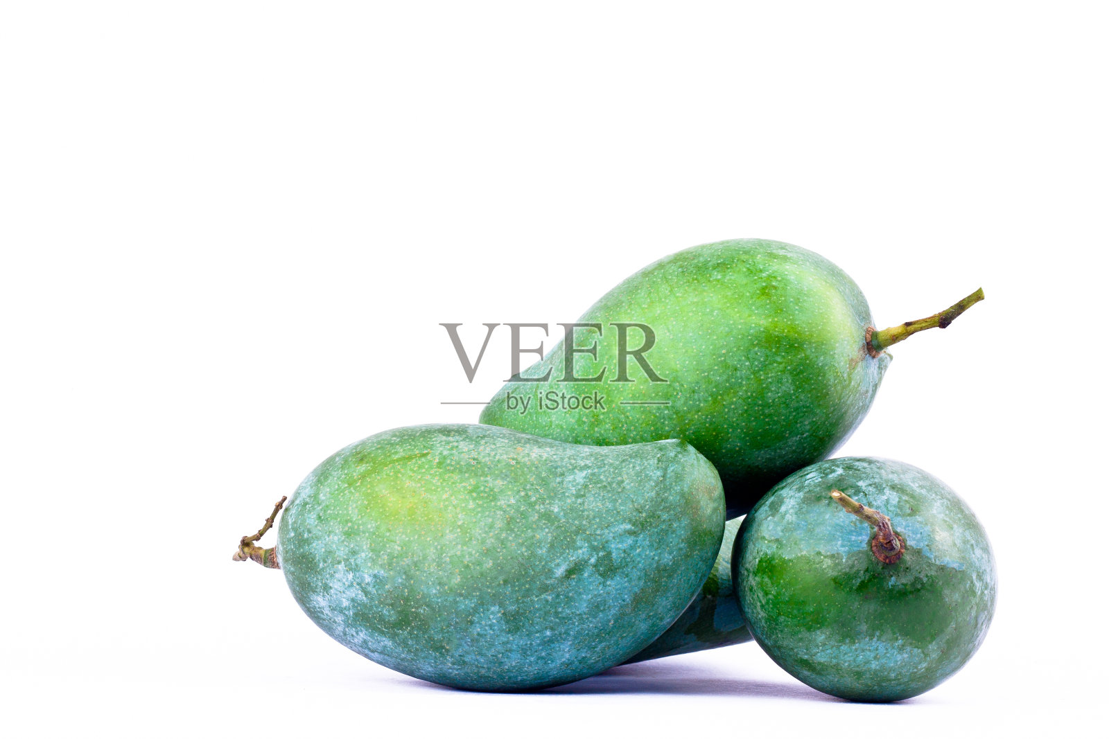 新鲜的绿色成熟芒果，白色背景的健康水果食品照片摄影图片