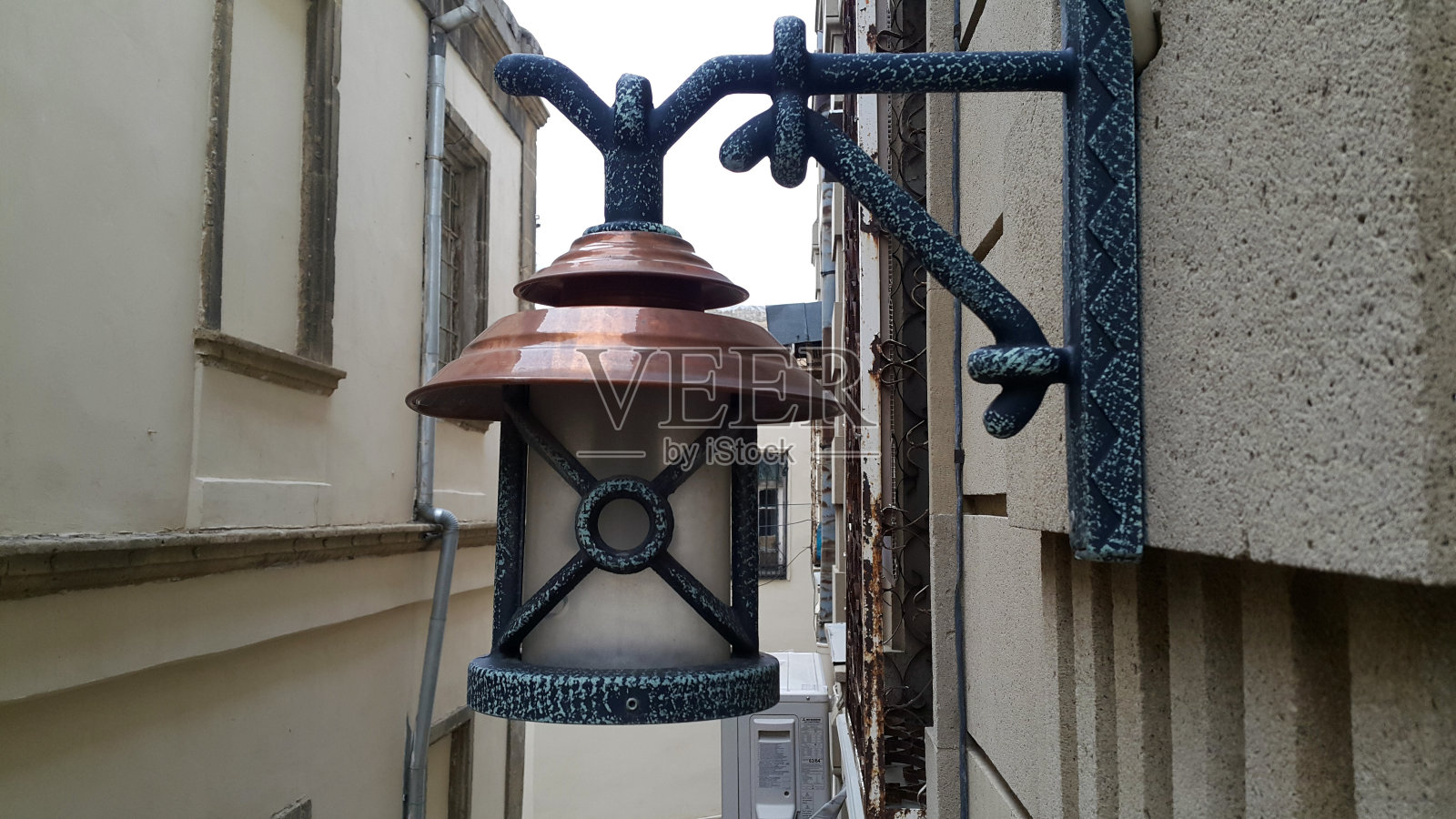 房子附近的灯笼照片摄影图片