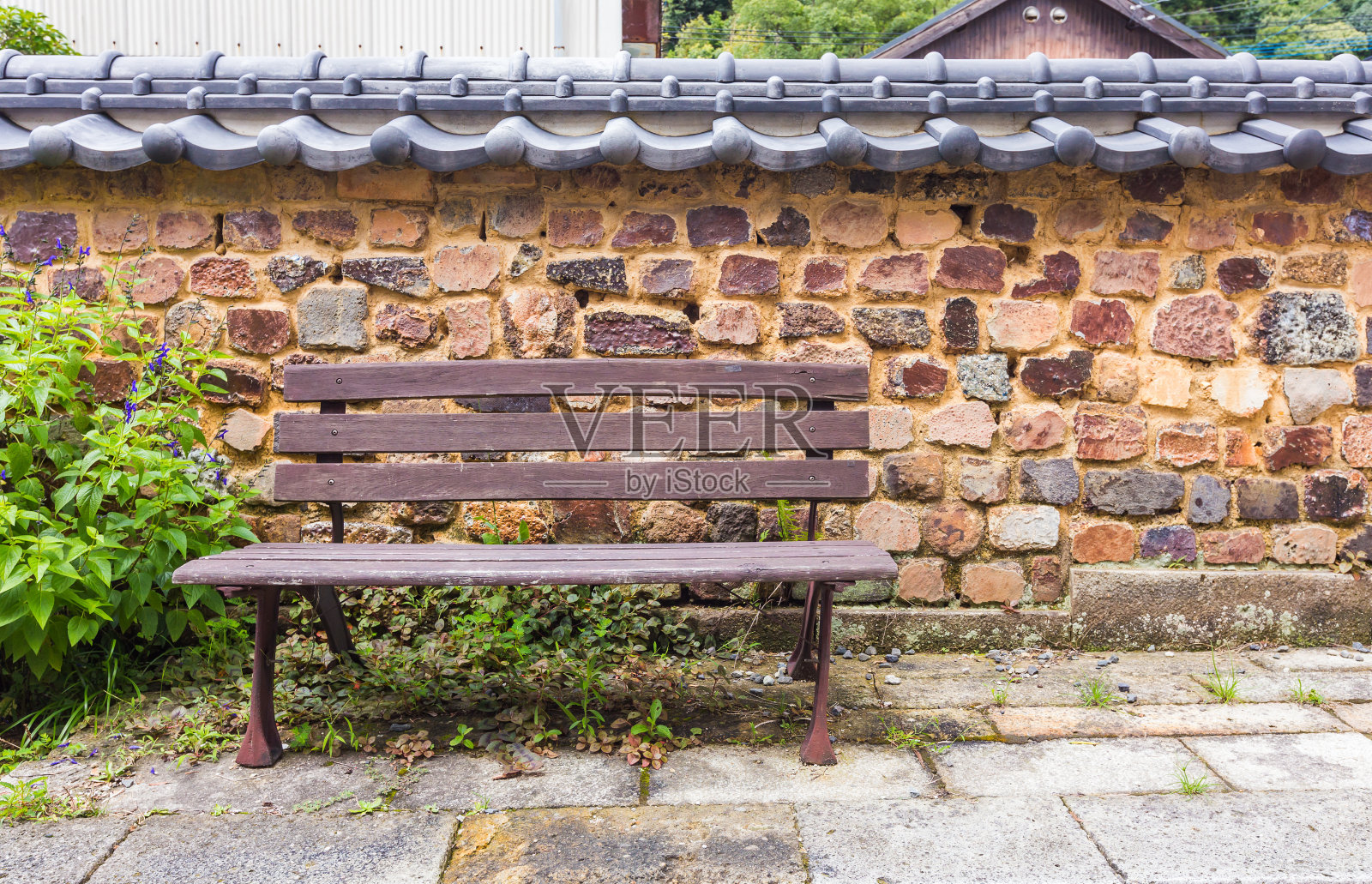 棕色长凳与复古的日式砖墙相映成趣照片摄影图片