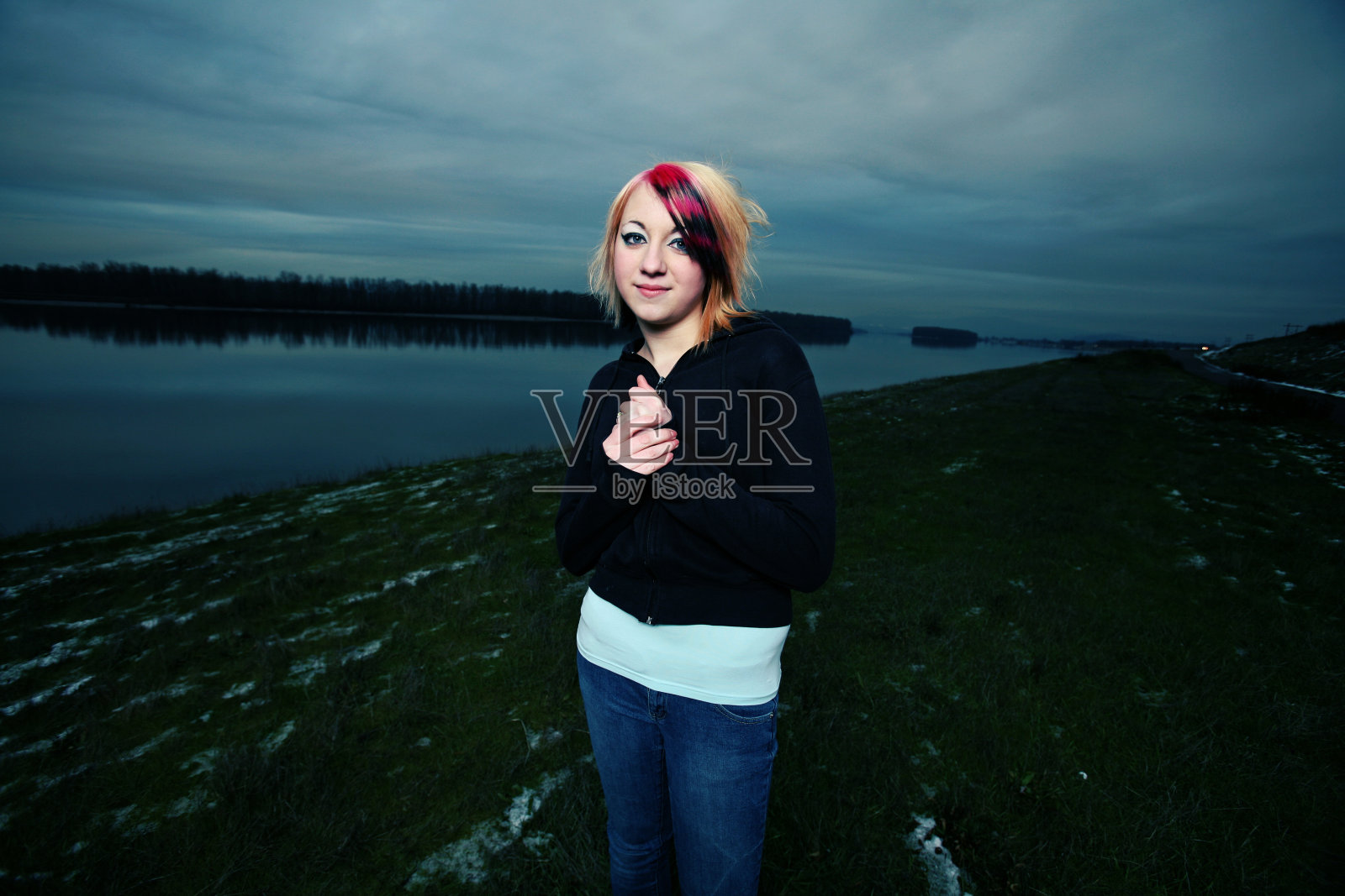 金发和红发女性附近的河流肖像照片摄影图片