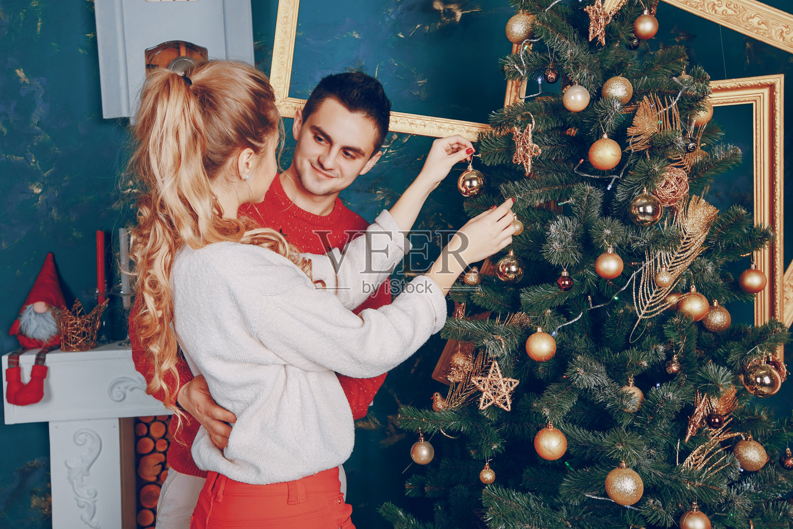 爱的夫妇装饰圣诞树照片摄影图片