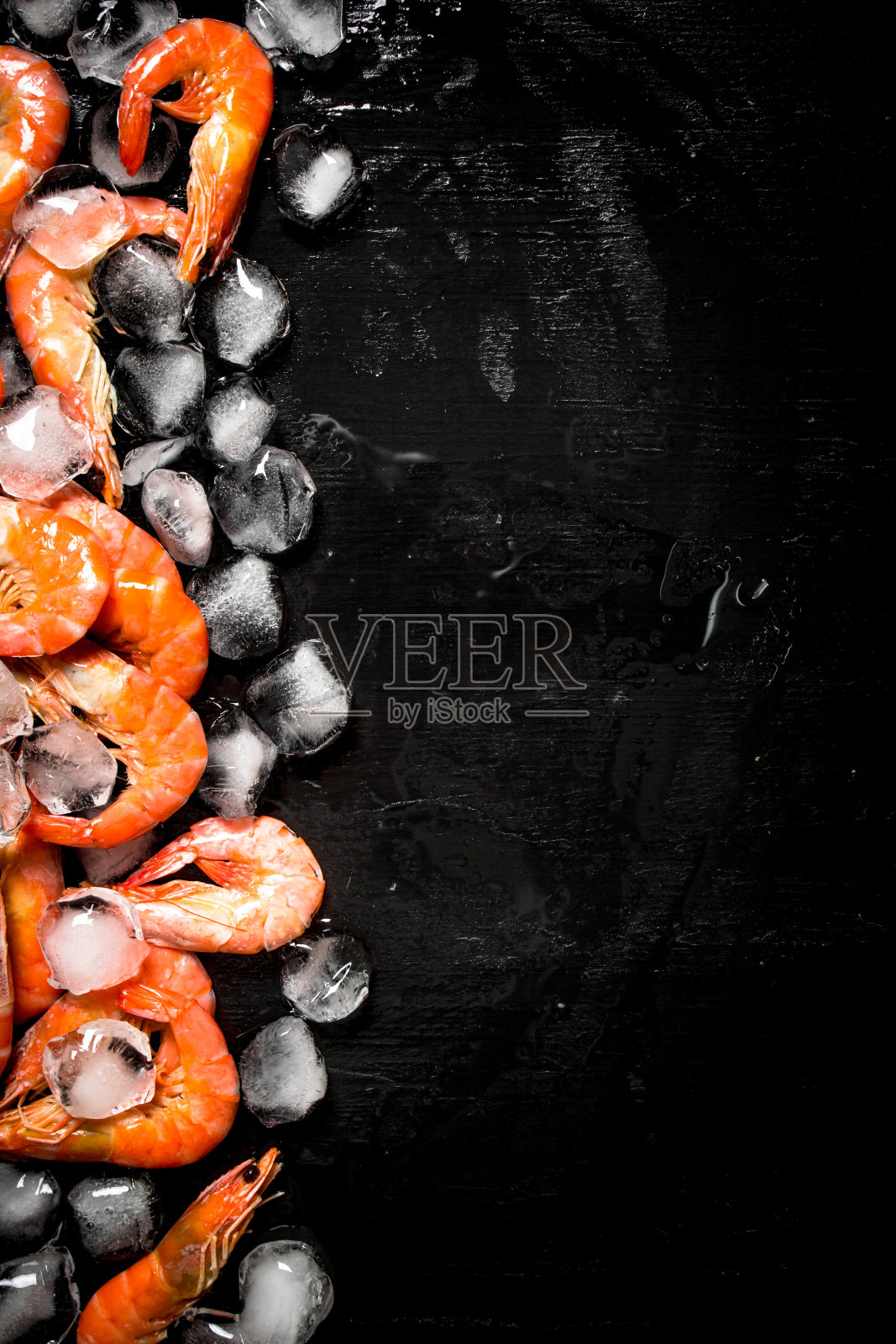 虾和冰块。照片摄影图片