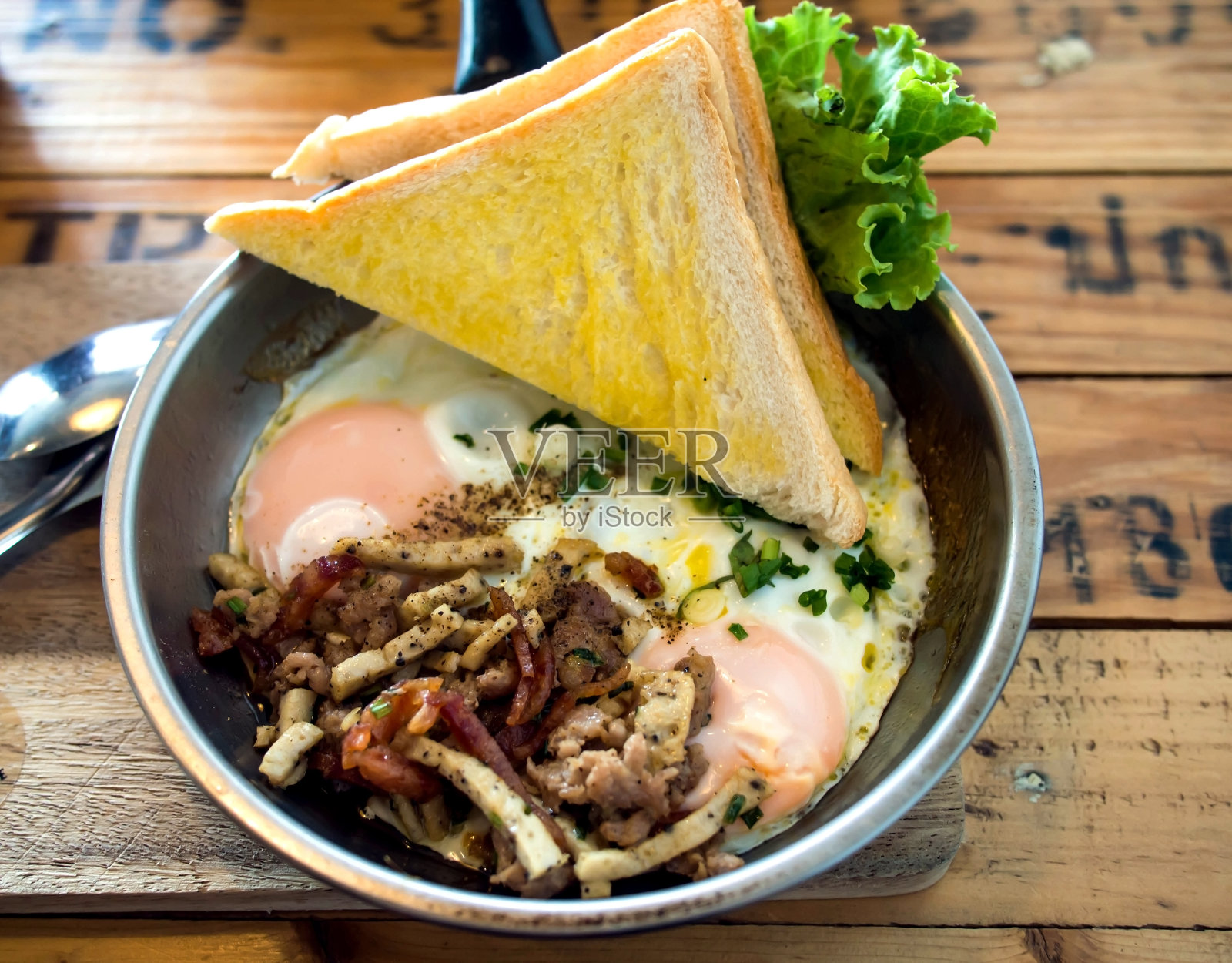 煎蛋在平底锅里照片摄影图片