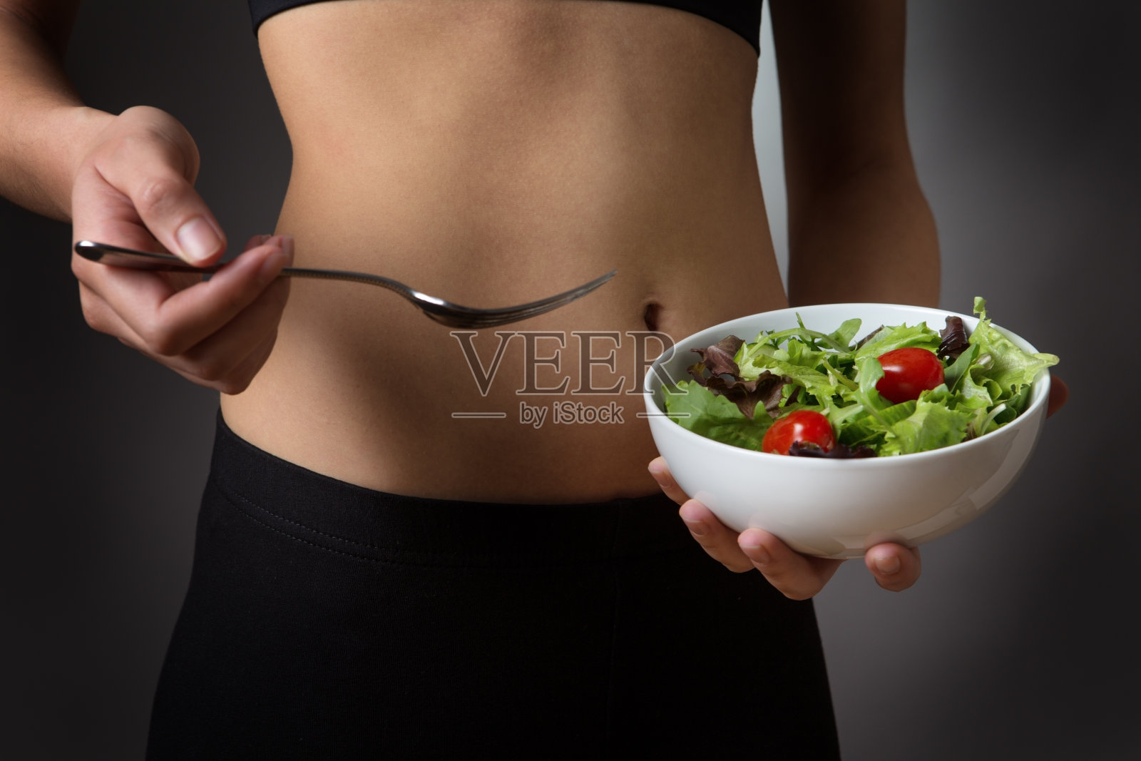 端着一碗沙拉照片摄影图片