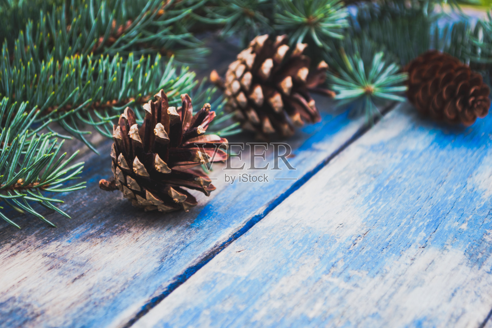 旧木桌上的圣诞装饰品照片摄影图片