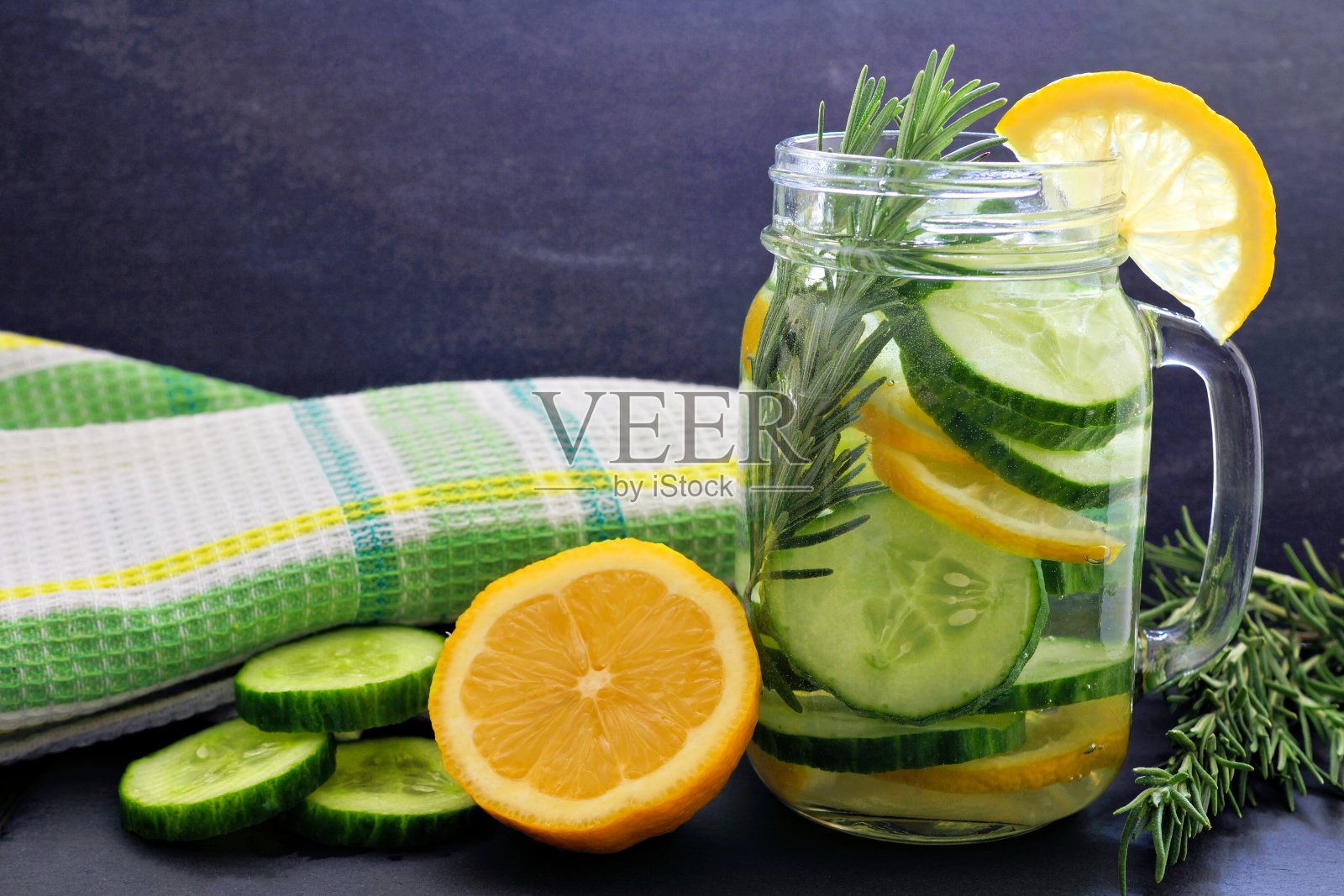 加柠檬、黄瓜和迷迭香的排毒水，装在玻璃瓶中照片摄影图片