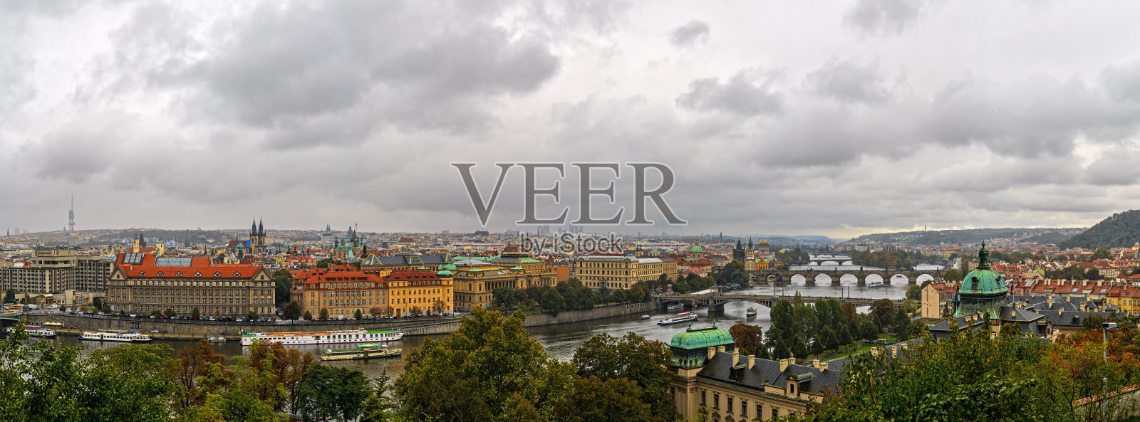 布拉格上空乌云密布，全景图。照片摄影图片