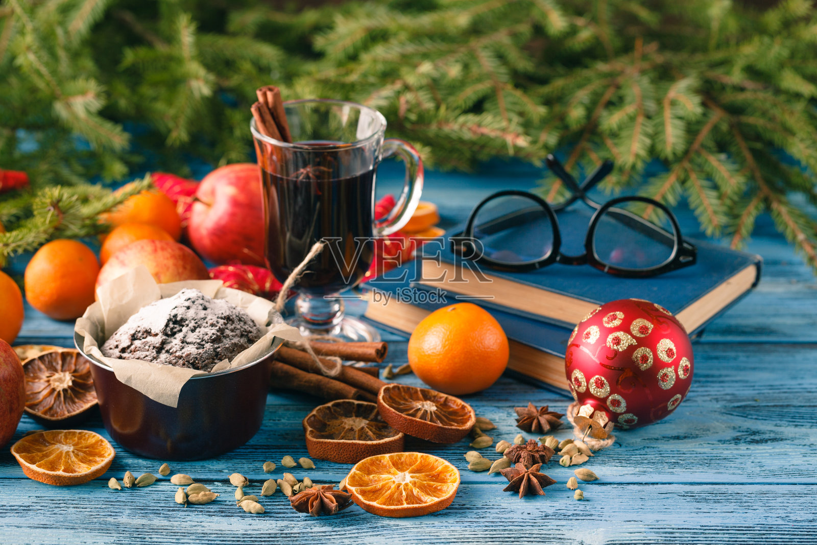 热饮酒以香辣甘甜排列，一饮而尽照片摄影图片