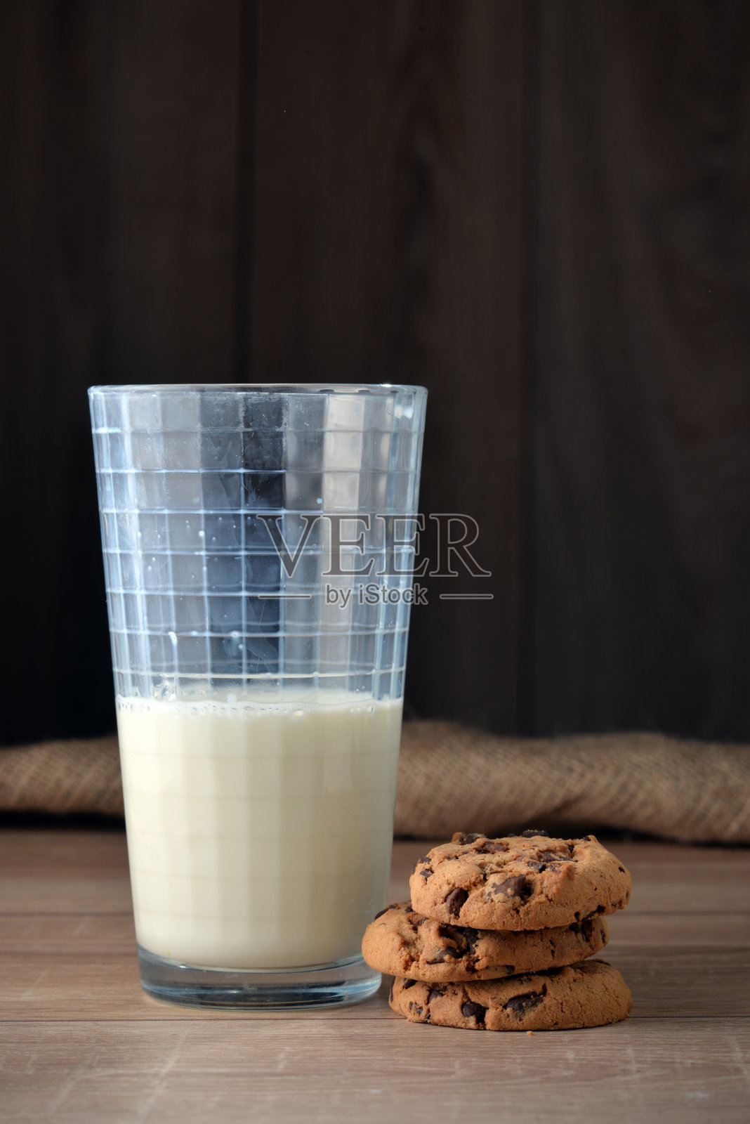 一杯牛奶和巧克力饼干。照片摄影图片
