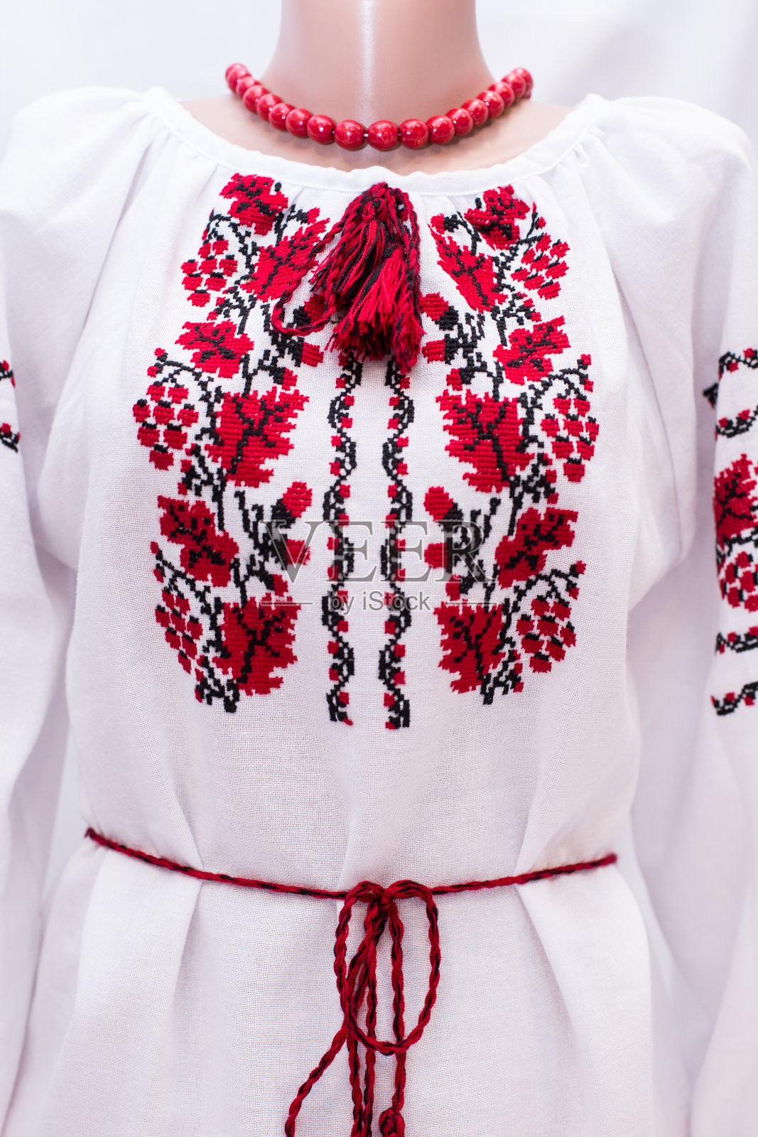 女民族民俗衬衫，乌克兰民族服饰，孤立上照片摄影图片