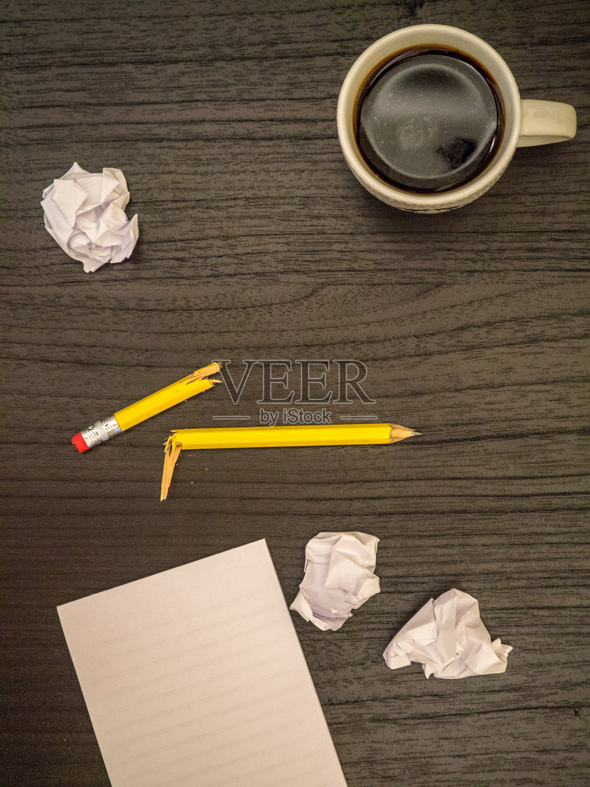 书桌，咖啡，断铅笔，白色记事本照片摄影图片