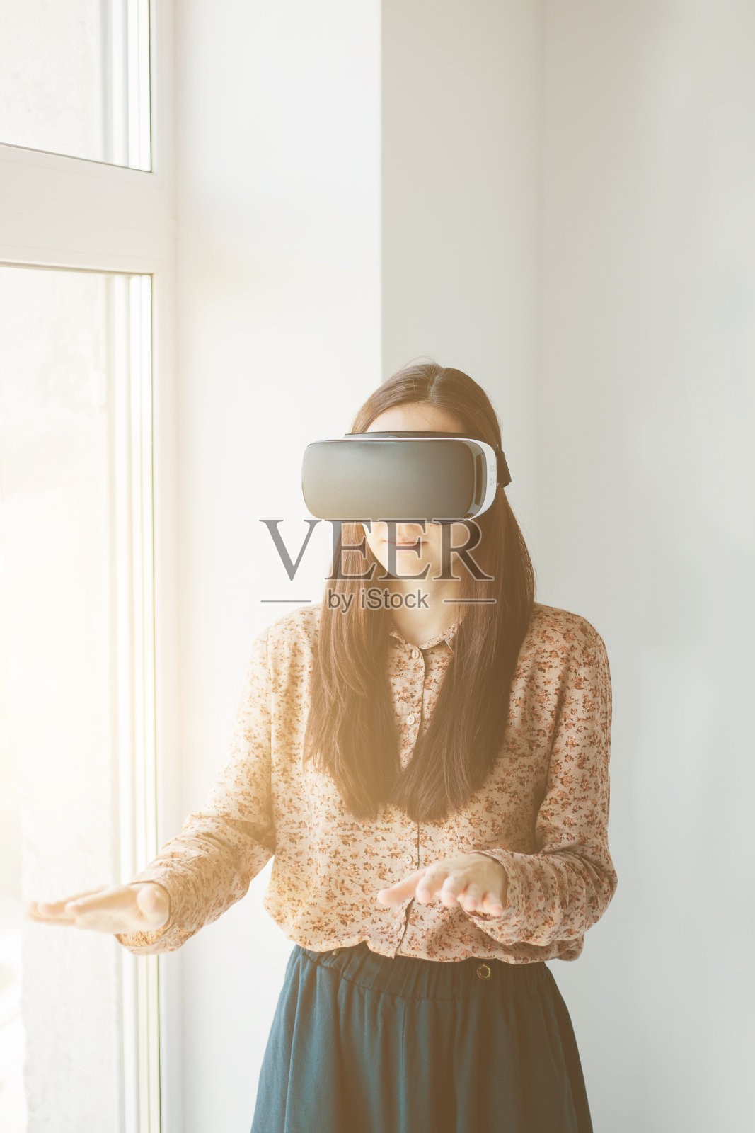 戴着虚拟现实眼镜的女人。未来科技的概念。照片摄影图片