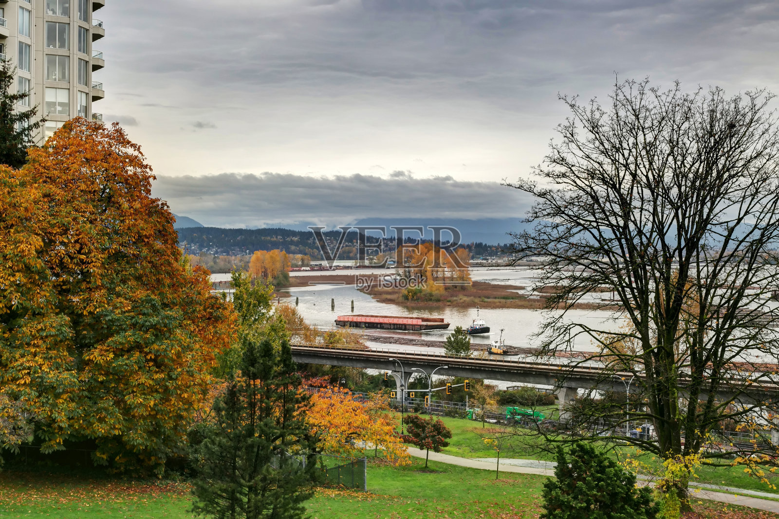 秋天从山上看到的河景照片摄影图片
