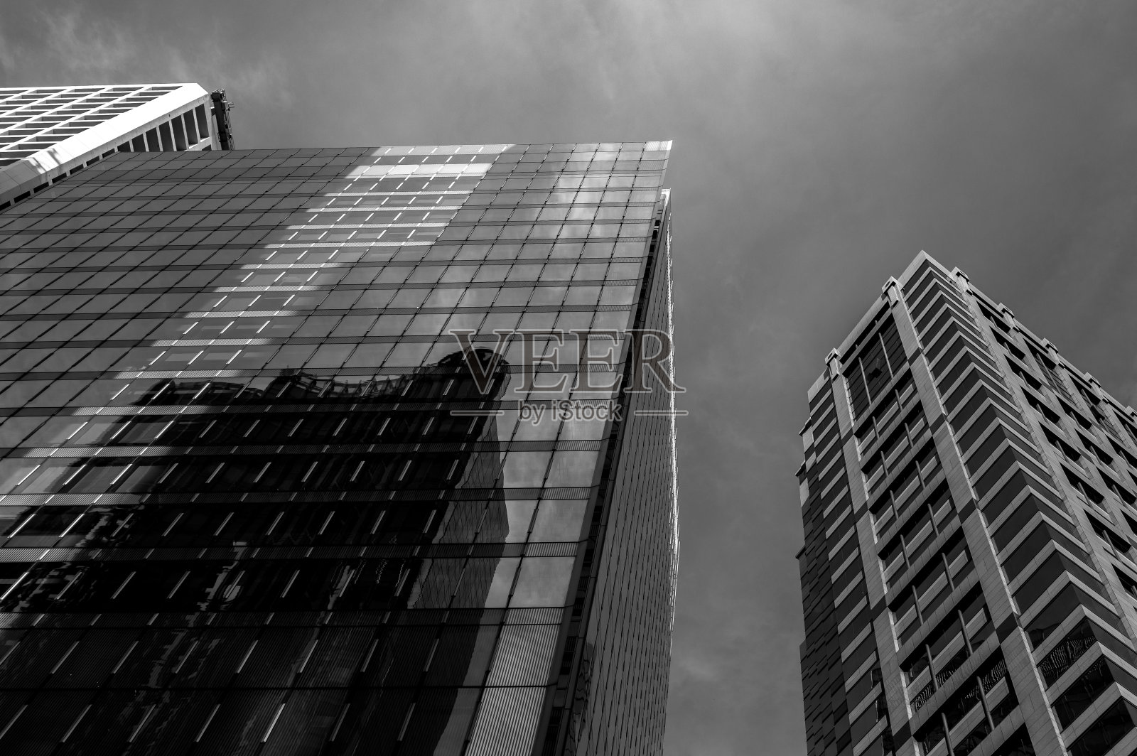 办公大楼以B&W的颜色一直延伸到天空照片摄影图片