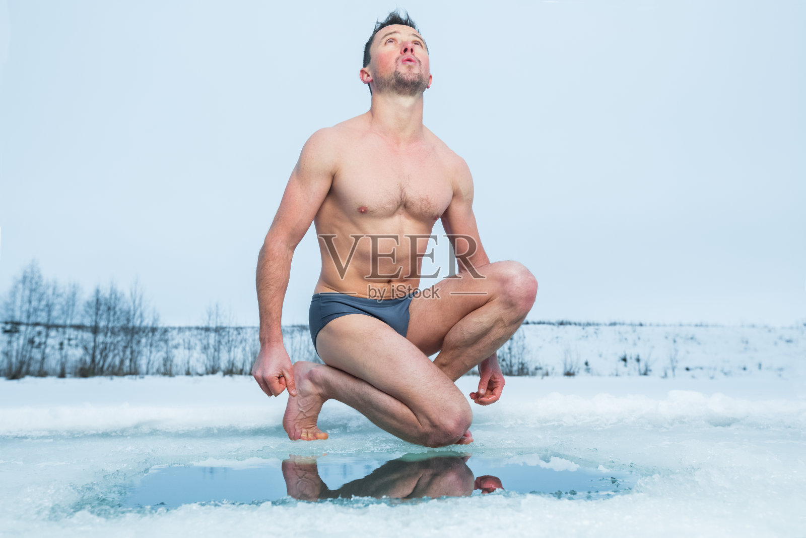 冰孔游泳照片摄影图片