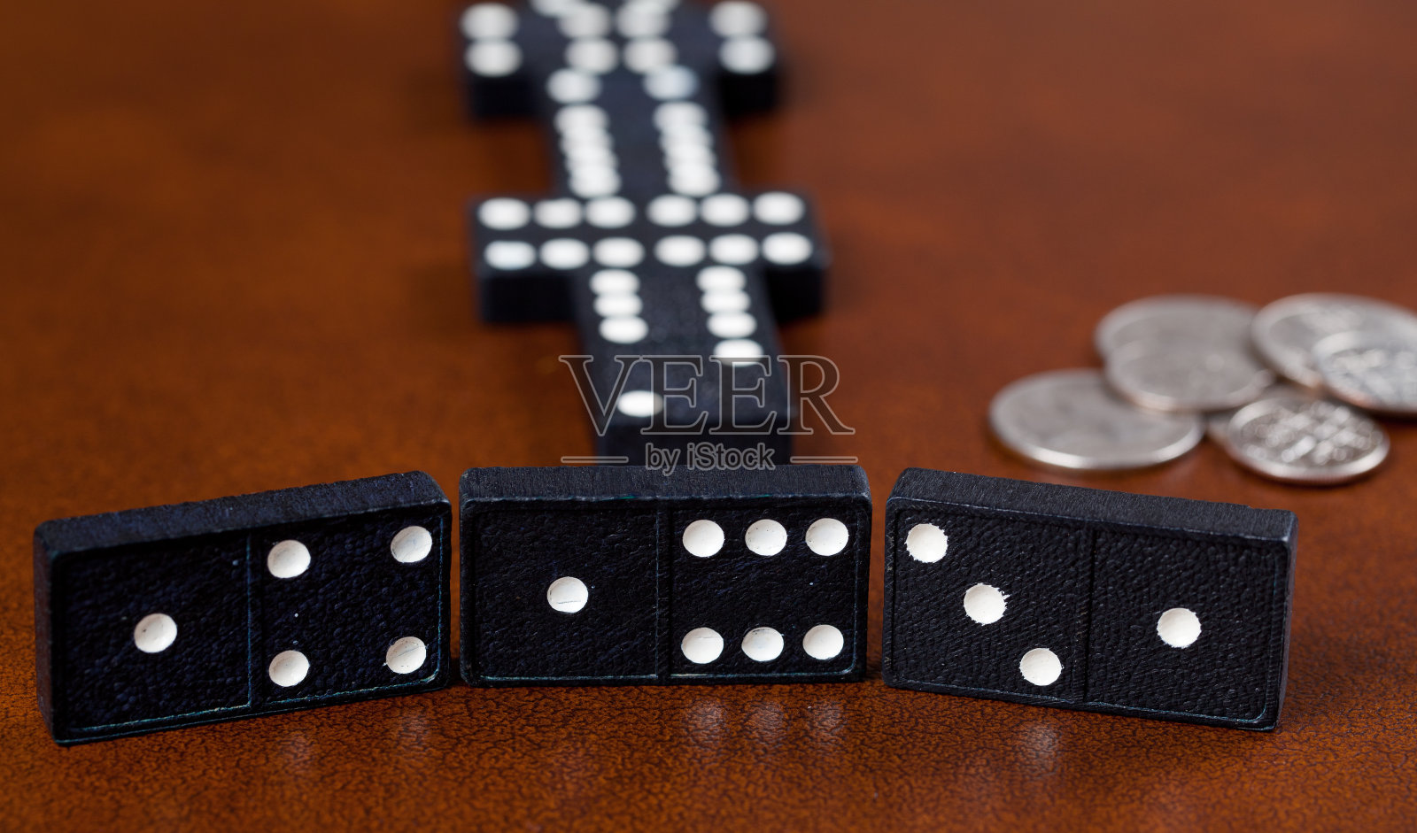 皮革桌上的多米诺骨牌游戏照片摄影图片