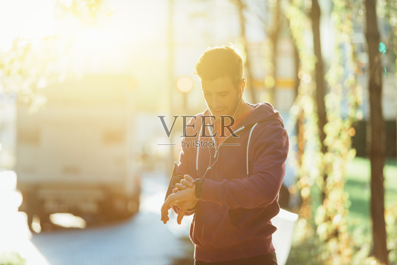 手腕上佩戴心率监视器的男人肖像照片摄影图片