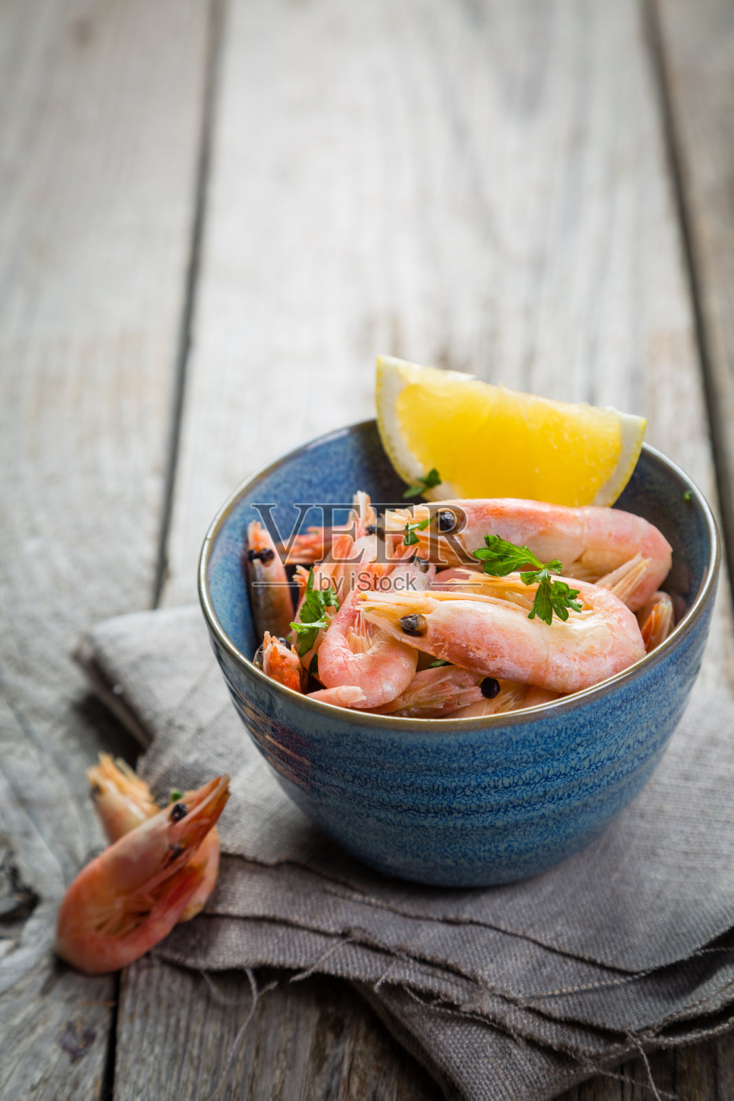 蓝色碗里的虾照片摄影图片
