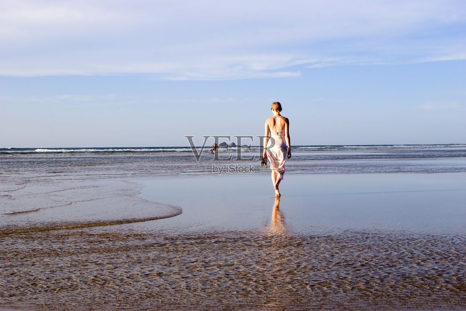 澳大利亚海滩上的女人照片摄影图片