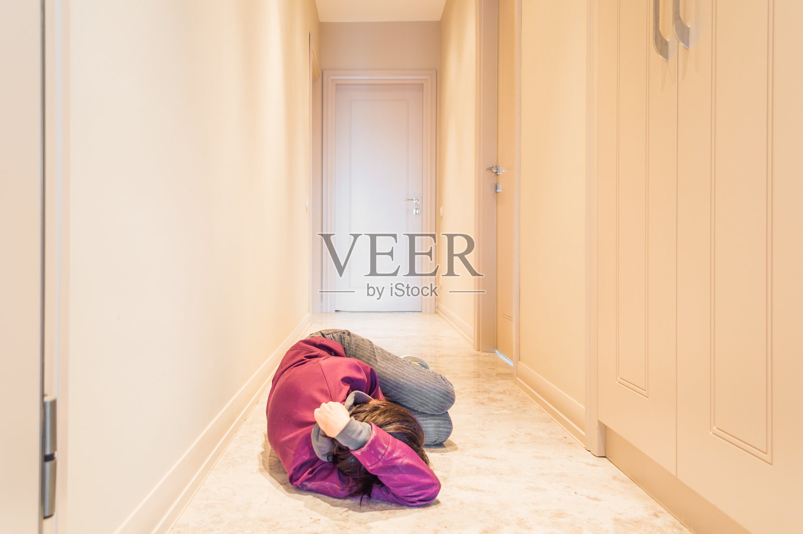 独自坐在地板上害怕的女人照片摄影图片