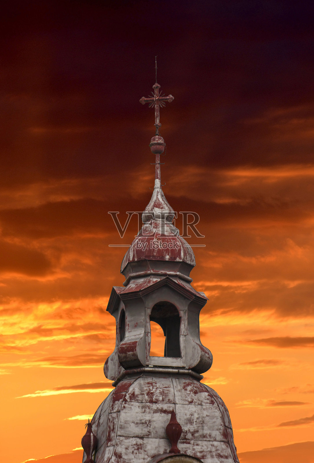 天主教教堂的红顶屋顶照片摄影图片