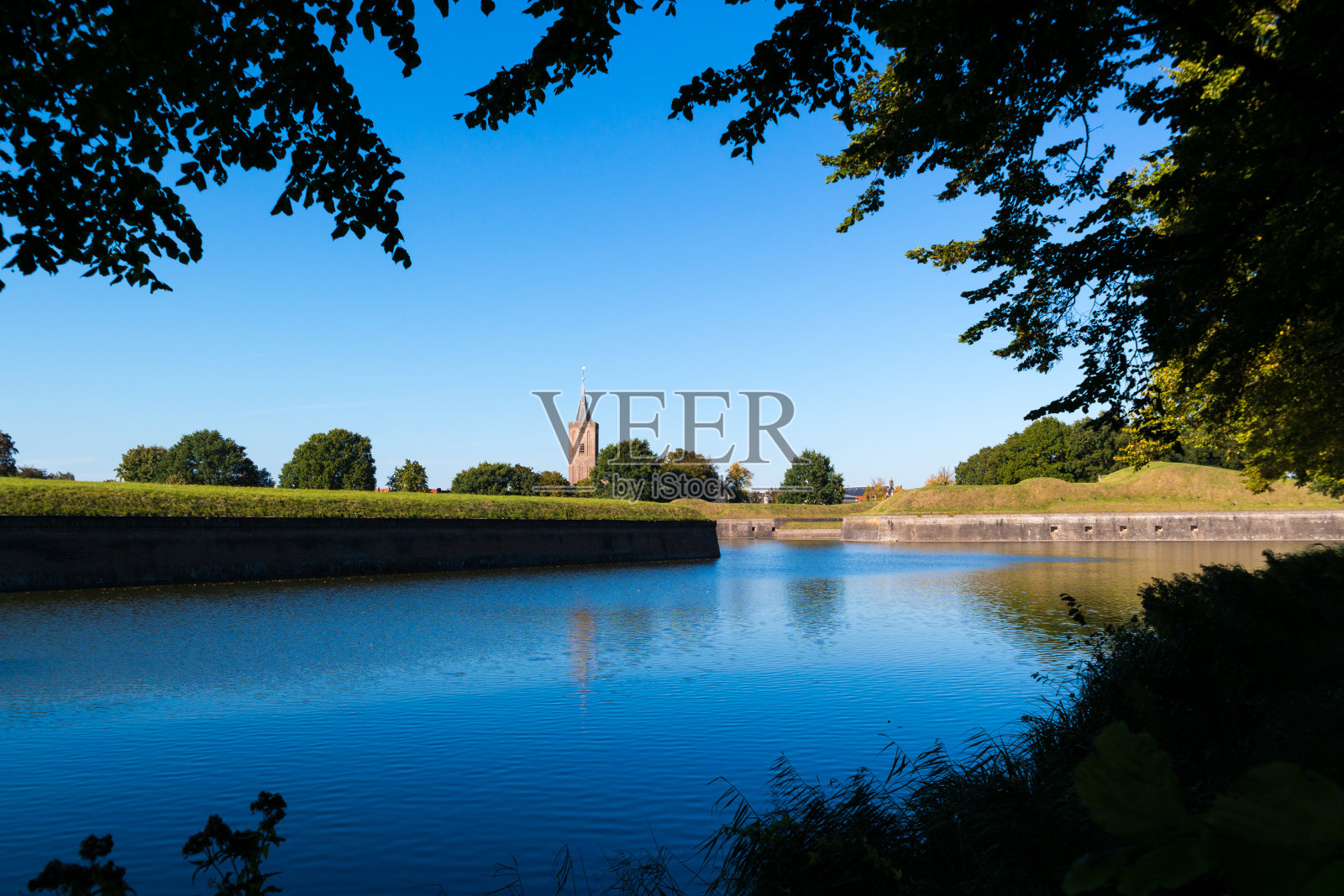 荷兰纳尔登的教堂塔楼和堡垒照片摄影图片