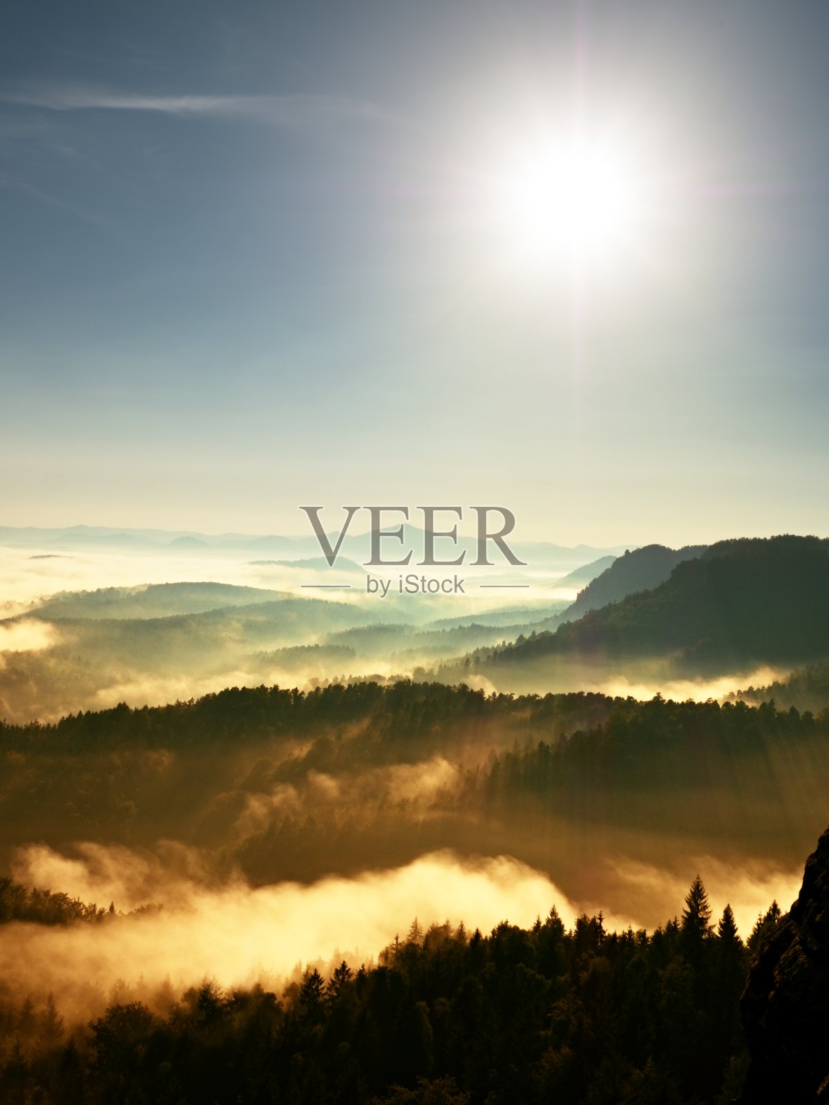 色彩斑斓的黎明。朦胧中，美丽的山峦苏醒。照片摄影图片