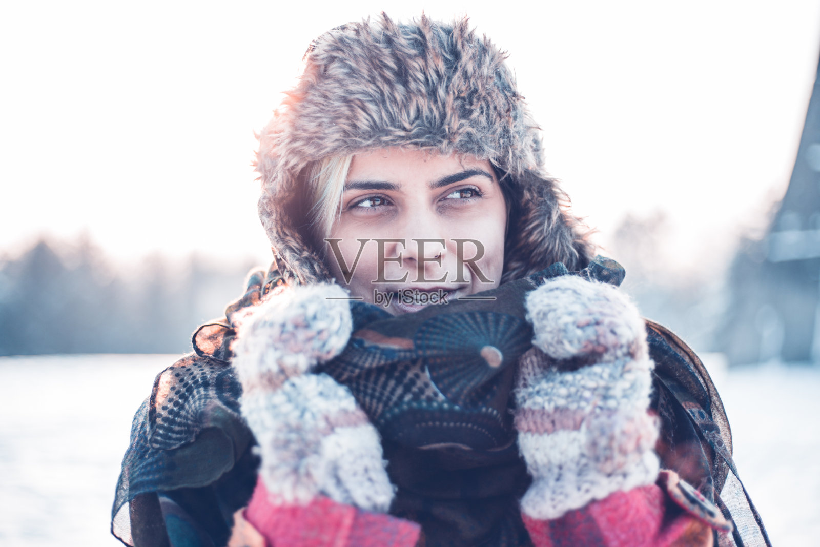 年轻女子冬季肖像。浅景深。照片摄影图片