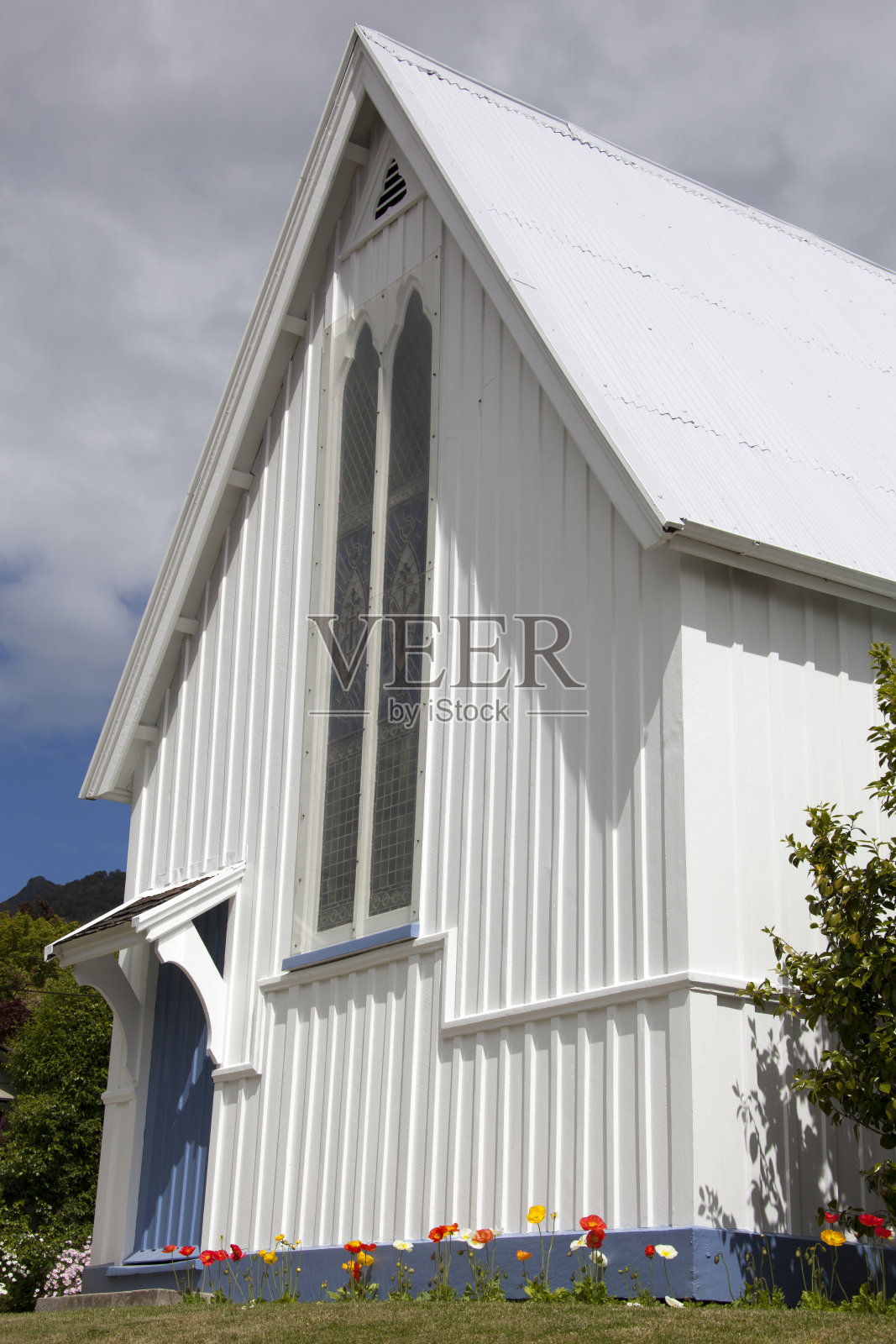 教堂旁的花照片摄影图片