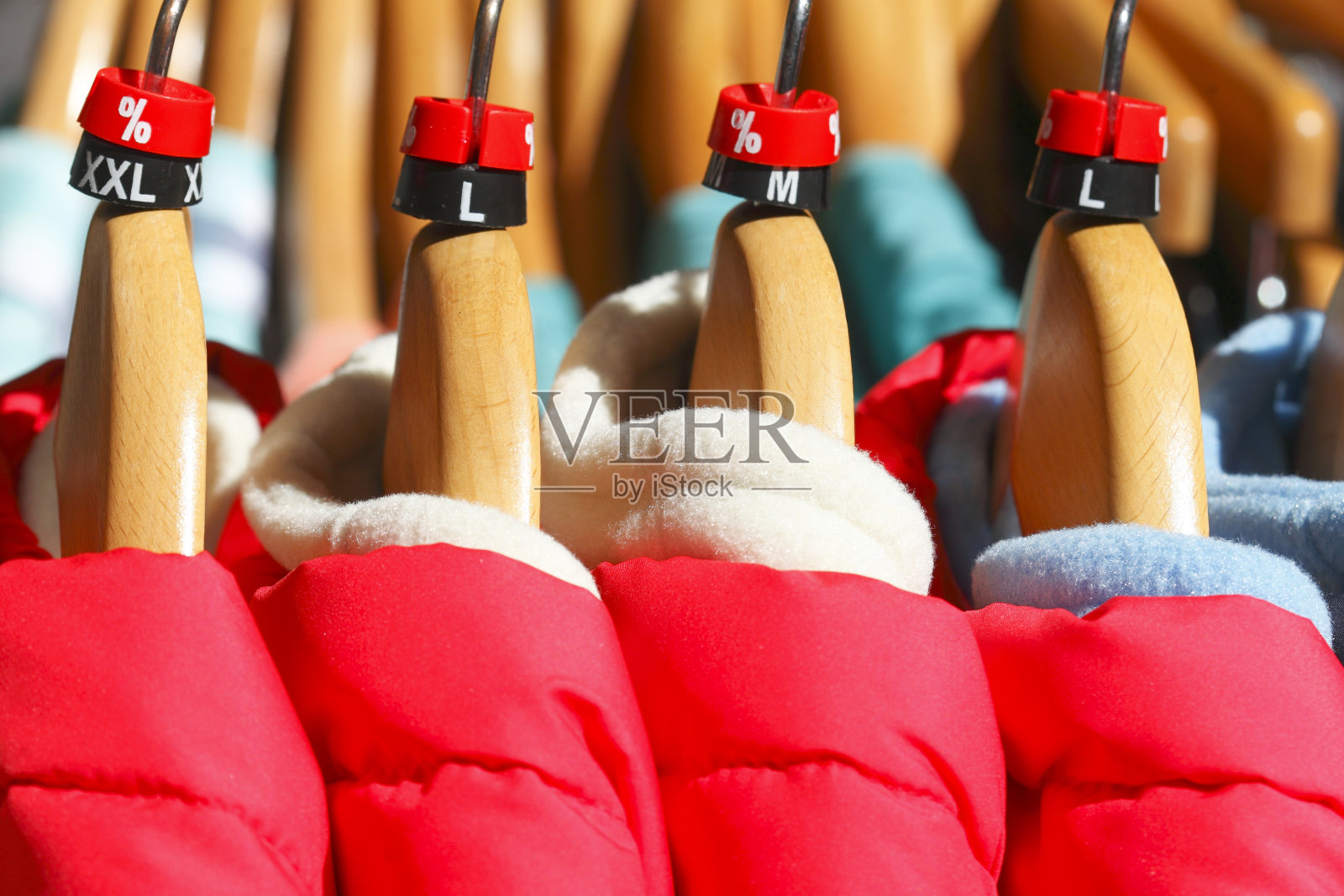 衣架上的外套照片摄影图片