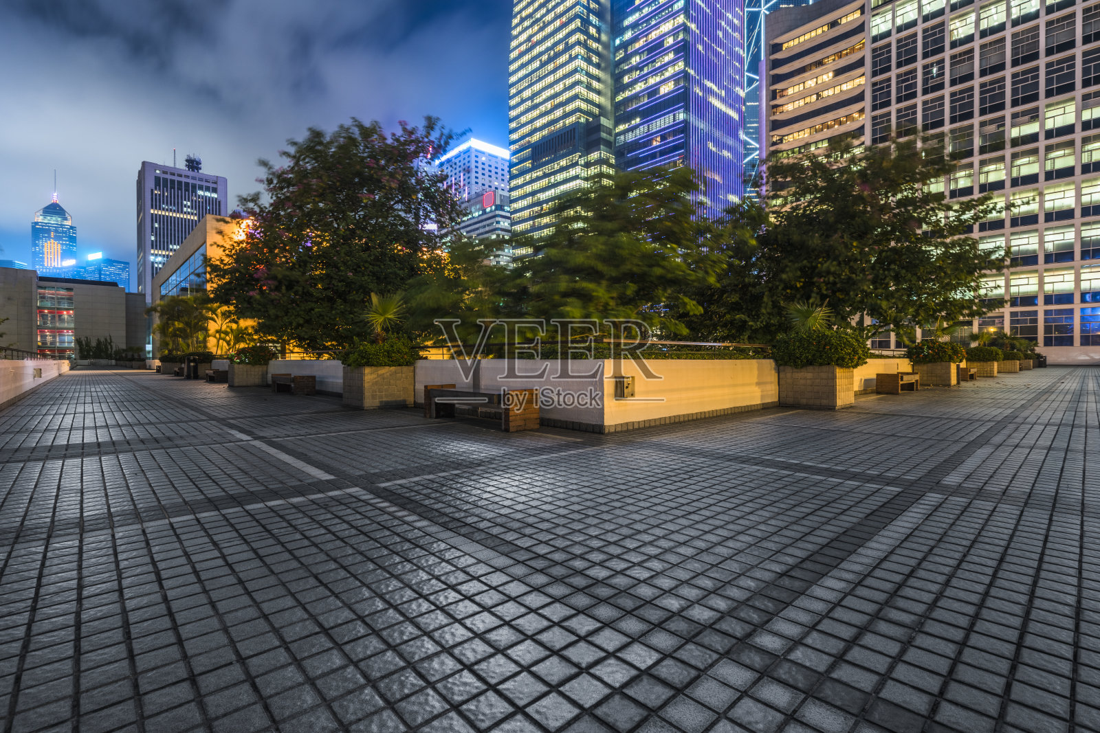 空荡荡的地砖，模糊的香港城市背景照片摄影图片